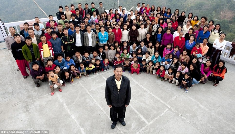 Самая большая в мире семья — 39 жен, 94 ребёнка и 33 внука (ФОТО)